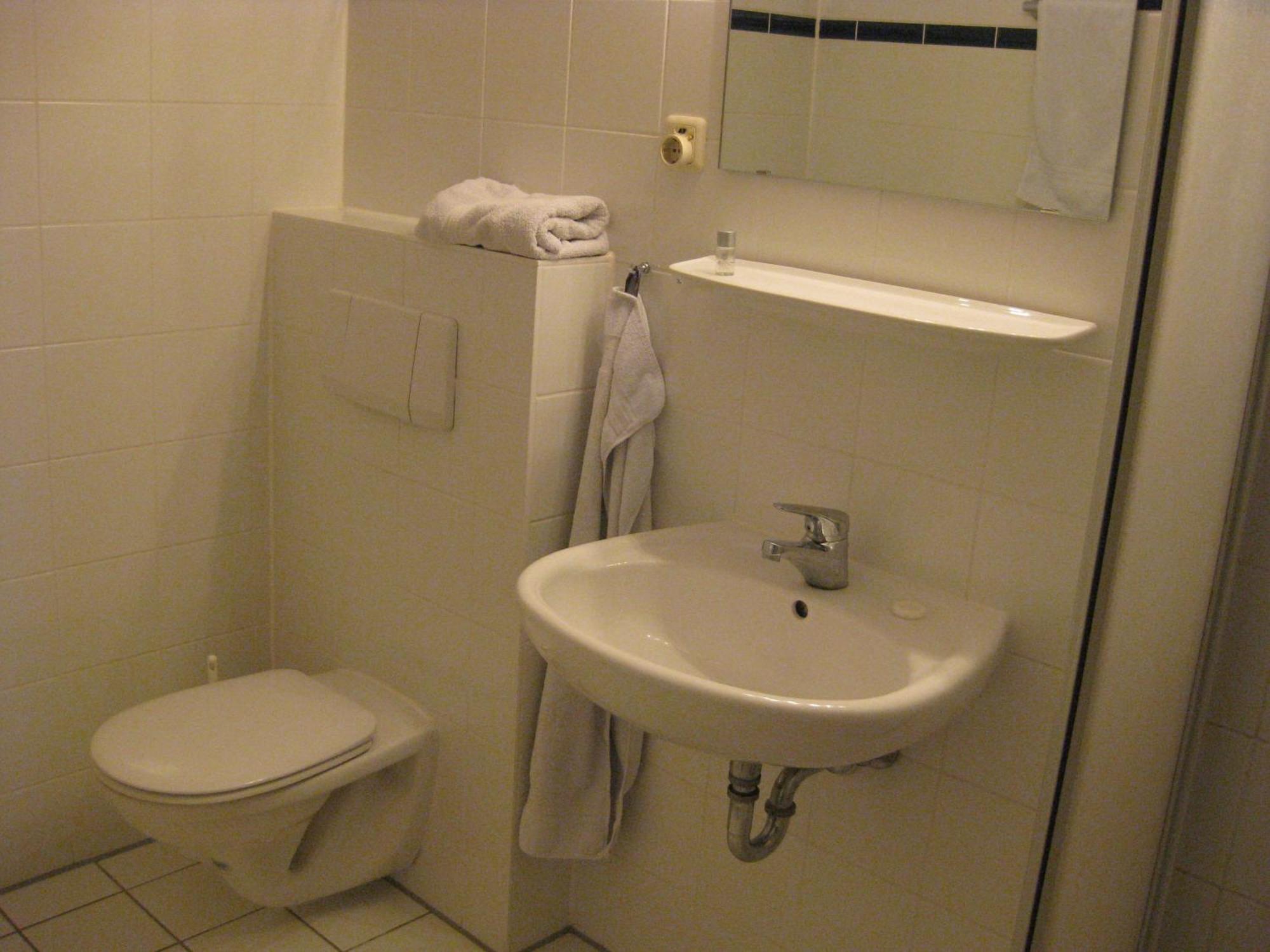 Smart Hostel By Landgasthof Velber 24H7D Seelze Exteriör bild