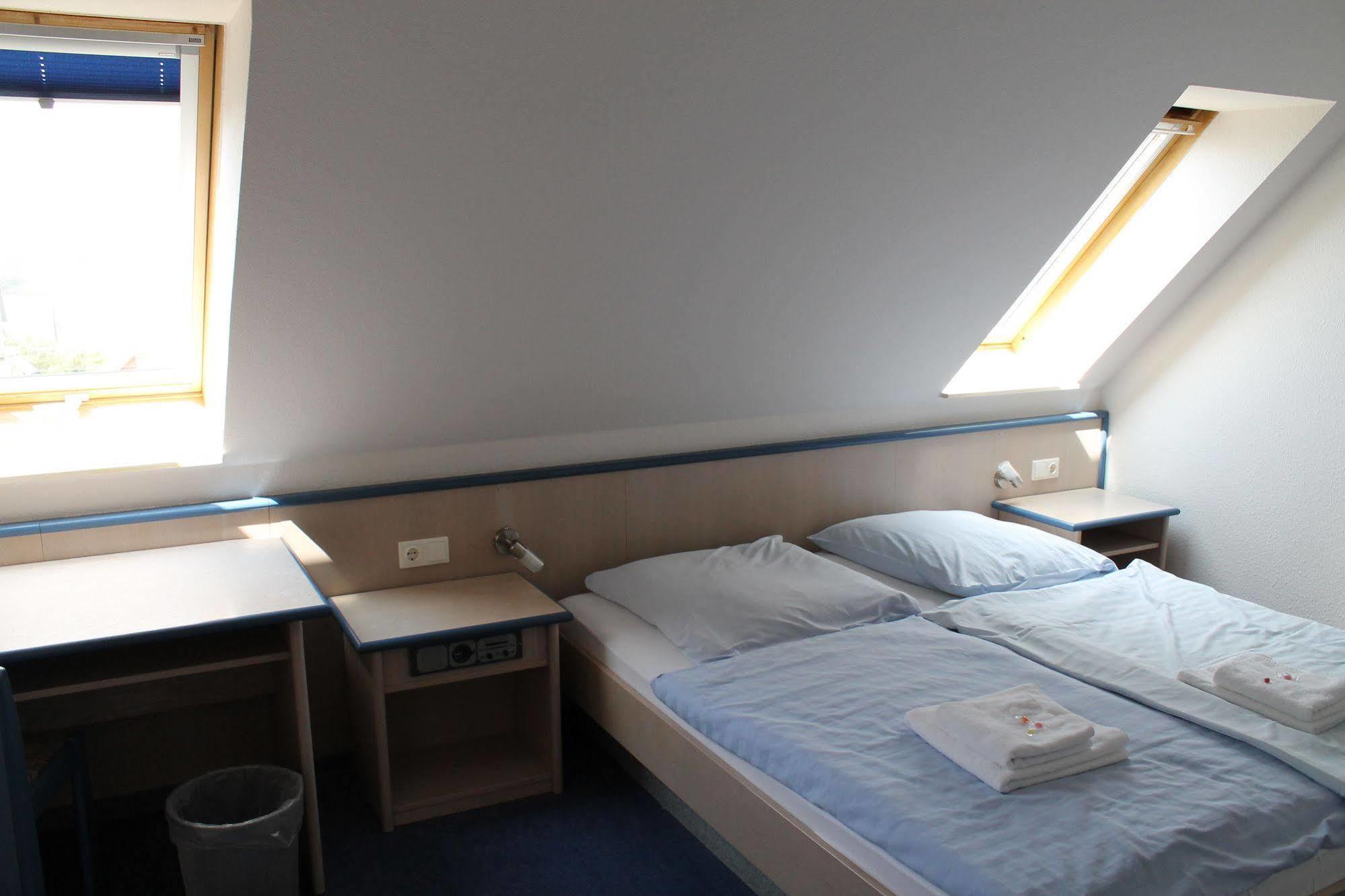Smart Hostel By Landgasthof Velber 24H7D Seelze Exteriör bild