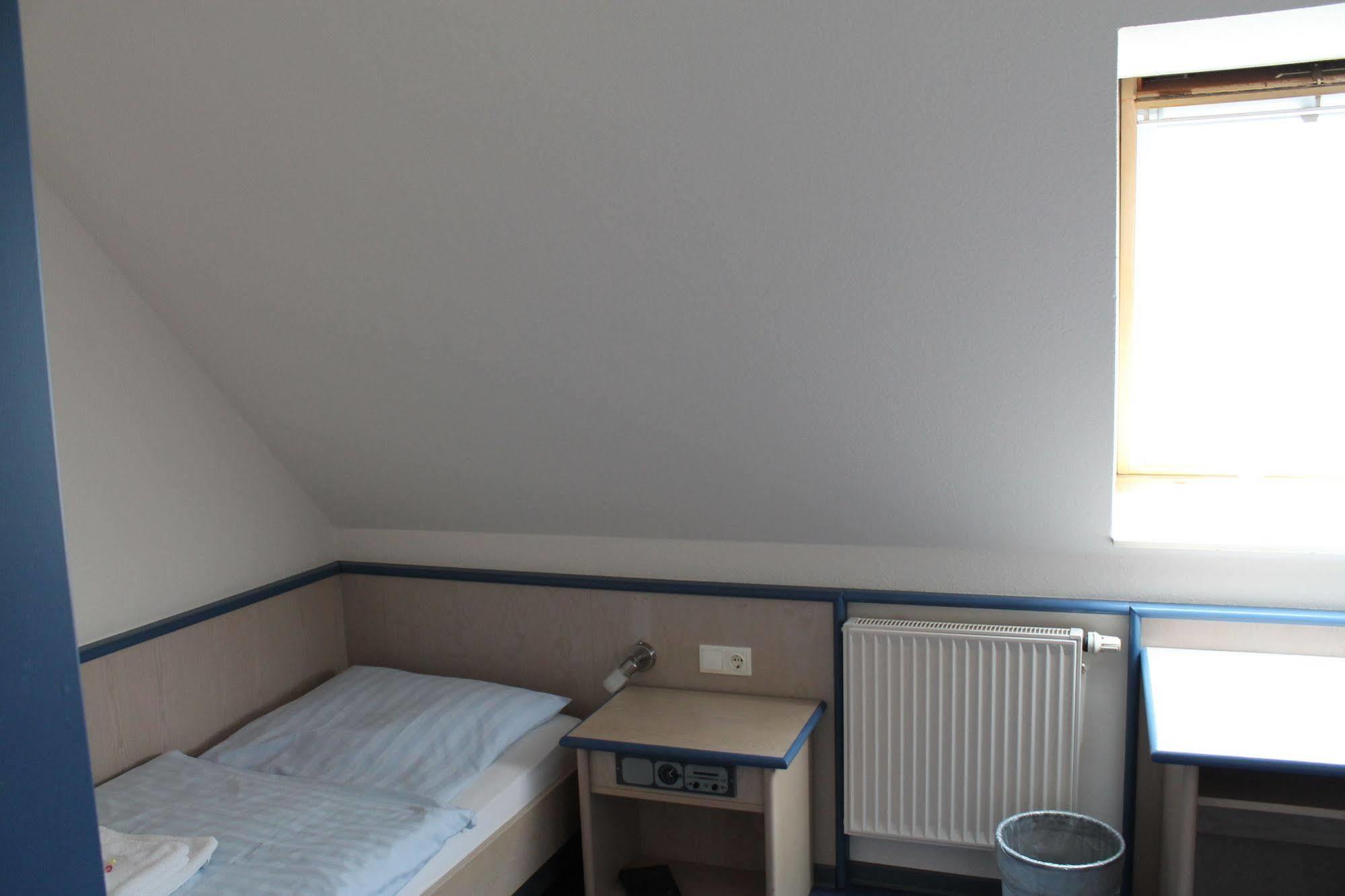 Smart Hostel By Landgasthof Velber 24H7D Seelze Exteriör bild