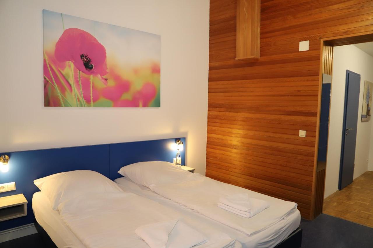 Smart Hostel By Landgasthof Velber 24H7D Seelze Exteriör bild