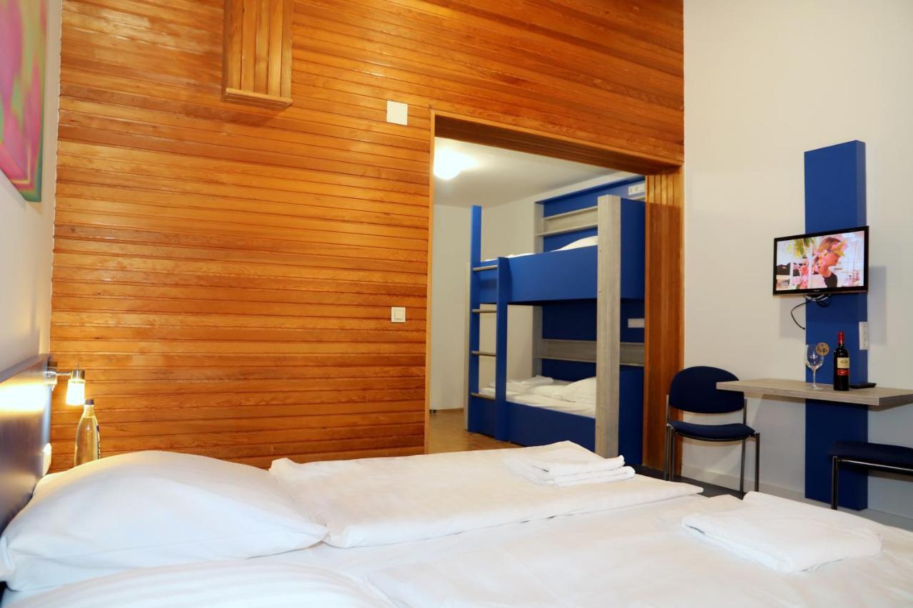 Smart Hostel By Landgasthof Velber 24H7D Seelze Exteriör bild