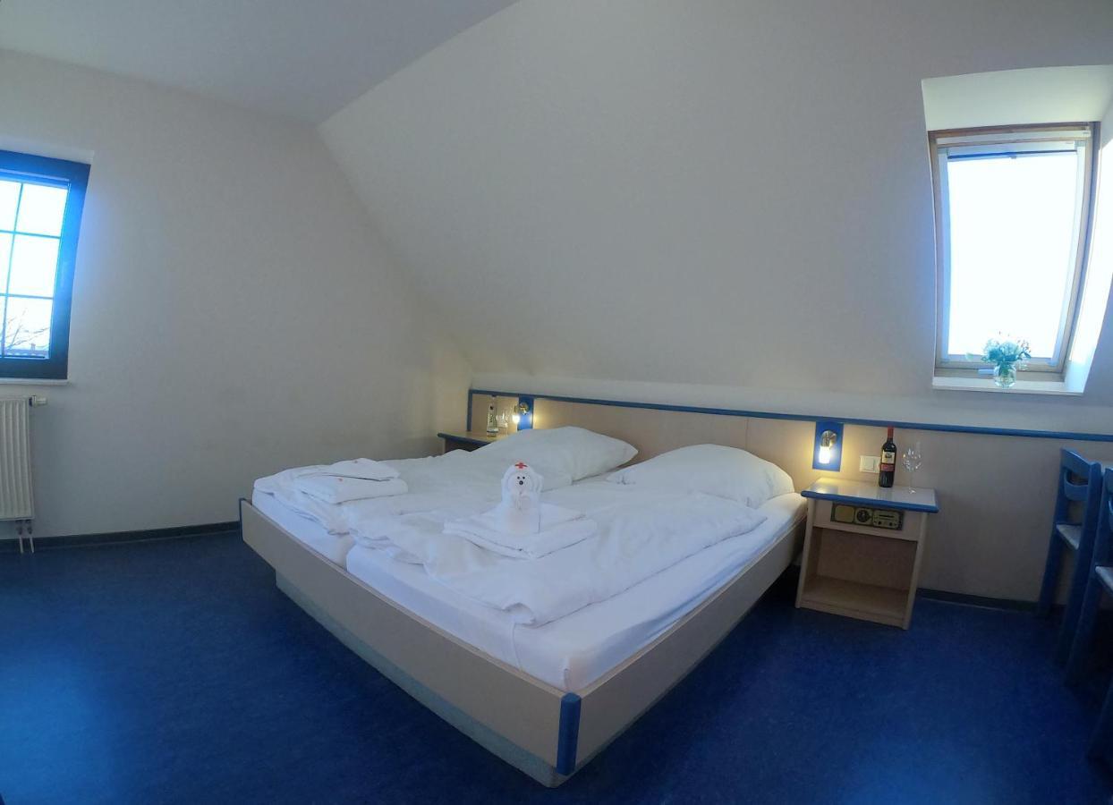 Smart Hostel By Landgasthof Velber 24H7D Seelze Exteriör bild