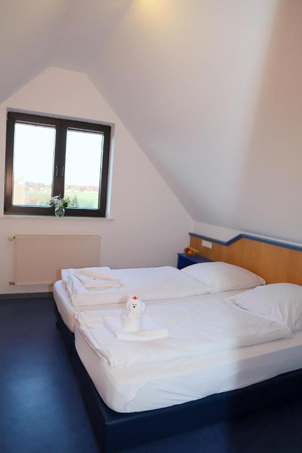 Smart Hostel By Landgasthof Velber 24H7D Seelze Exteriör bild