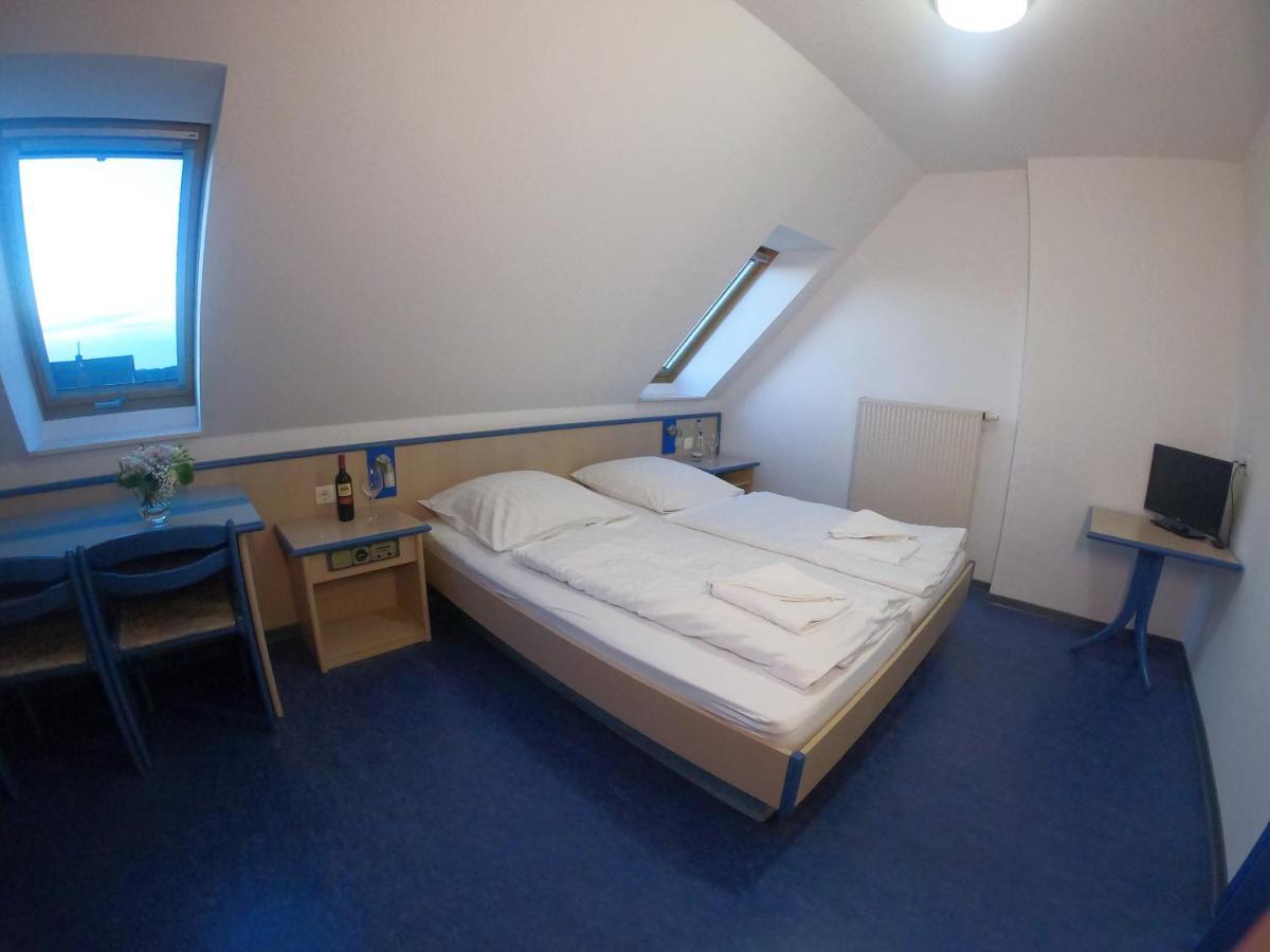 Smart Hostel By Landgasthof Velber 24H7D Seelze Exteriör bild